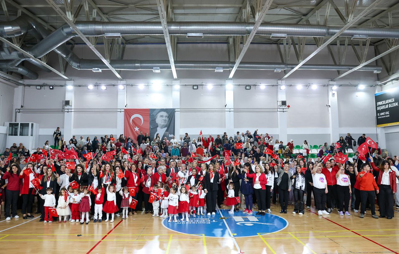 Tepebaşı'nda 'Yediden Yetmişe Cumhuriyet Bayramı Kutlaması' üç kuşağı buluşturdu