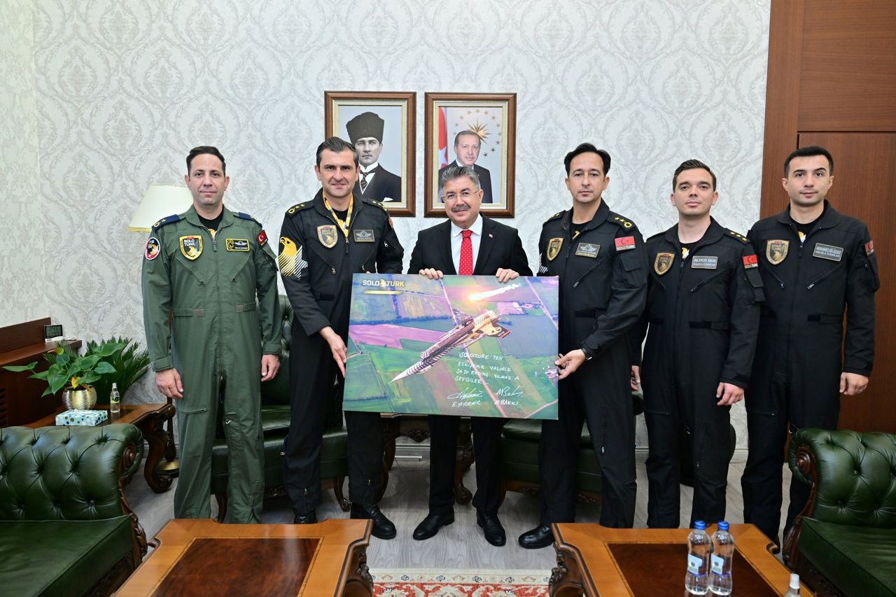 Vali Yılmaz, gösteri uçuşu için Eskişehir'e gelen SOLOTÜRK ekibini kabul etti