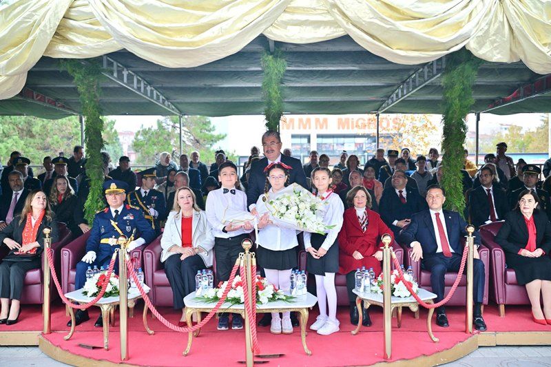 Eskişehir'de Cumhuriyet'in 103. yıl dönümü töreni Atatürk Bulvarı'nda yapıldı