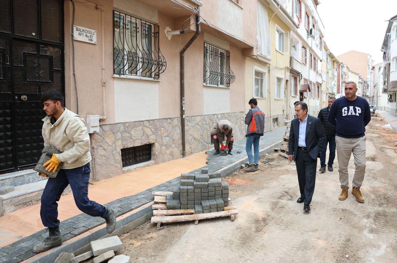 Tepebaşı'nda kazılan yol ve kaldırımlar mahalle mahalle yenileniyor