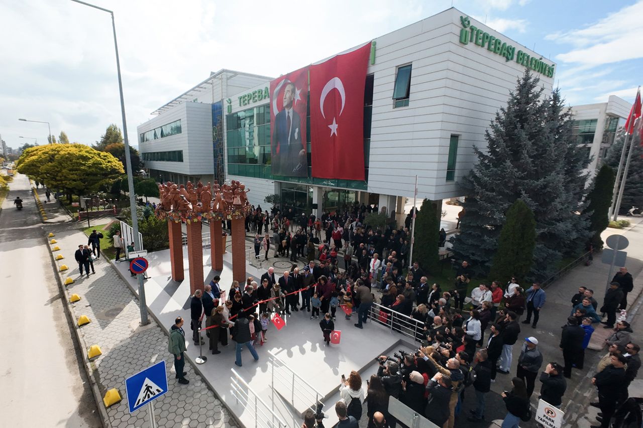 'Atatürk ve Dünya Çocukları' anıtı açıldı, adını Eskişehirliler anketle belirleyecek