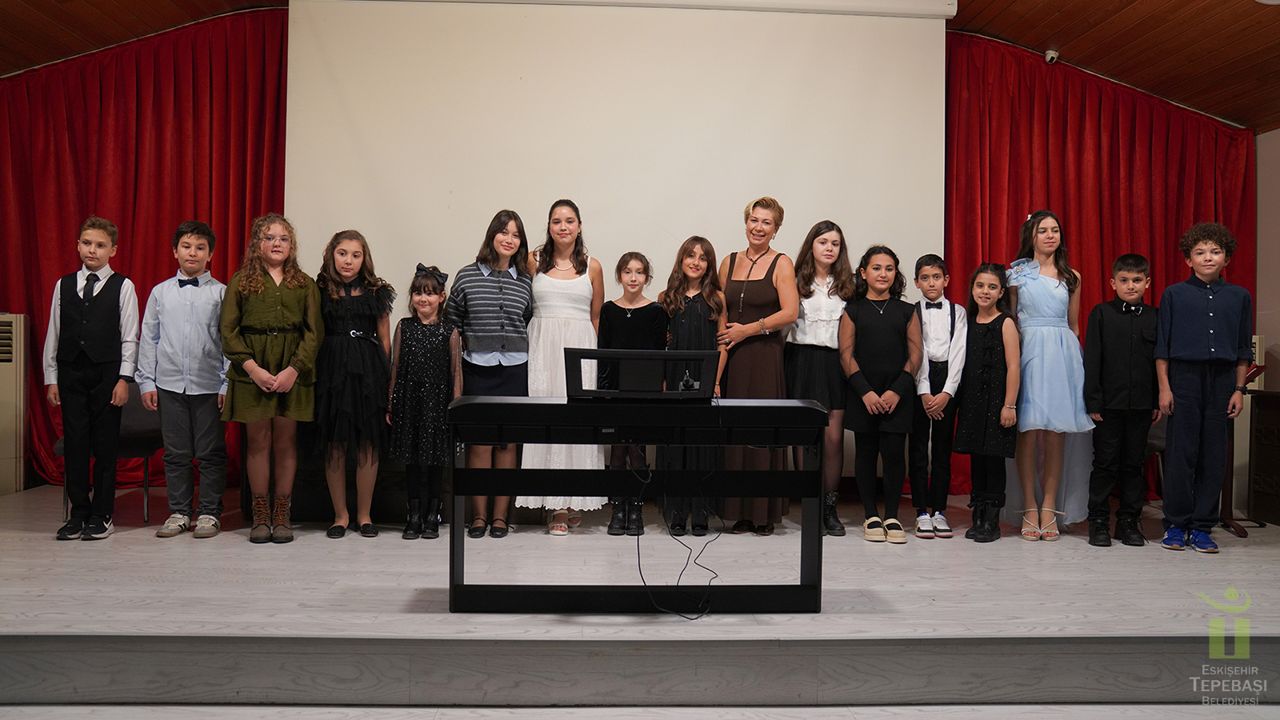 Tepebaşı'nın minik piyanistleri Özdilek Sanat Merkezi'nde konser verdi