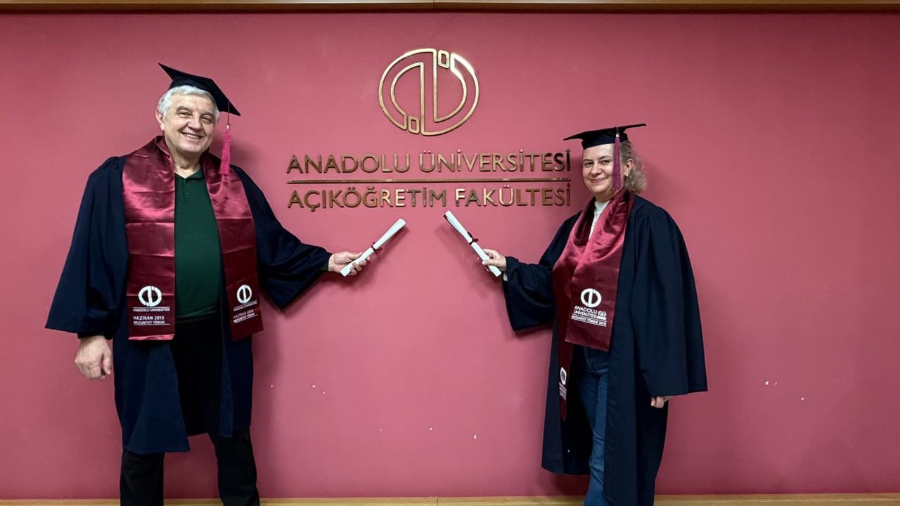 Açıköğretim mezunu çifte Anadolu Üniversitesi'nde başarı belgesi verildi
