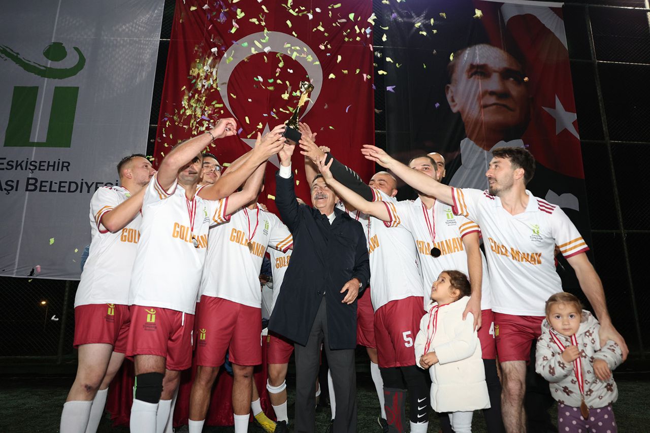 Tepebaşı'nda 8. Geleneksel Cumhuriyet Kupası'nı Sağlık İşleri Müdürlüğü kazandı