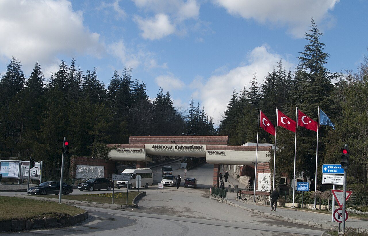 Büyükşehir, Anadolu Üniversitesi'ndeki Bağımlılık Farkındalık Haftası'na stantla katıldı